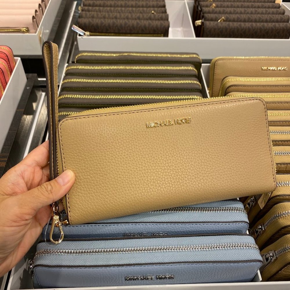 New‼️Michael Kors JET SET TRAVEL LG TRAVEL CONTINENTAL WALLET